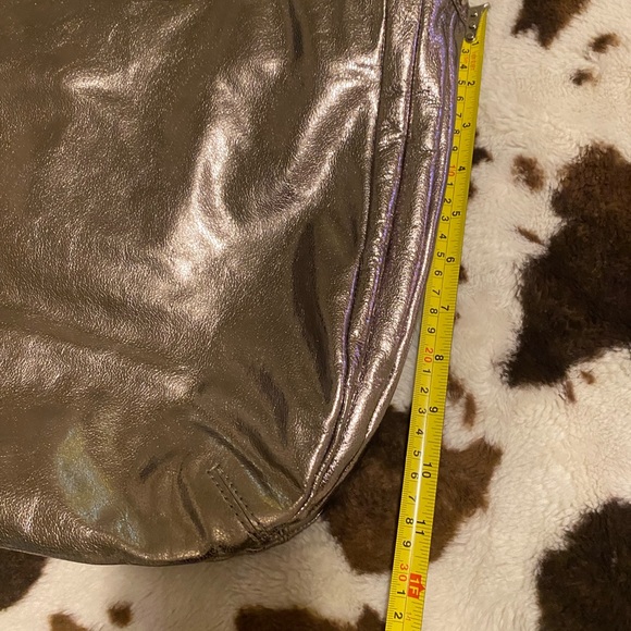 Tory Burch NO FLAWS metallic crossbody/tote/satchel bag. Detachable strap. - Picture 9 of 11